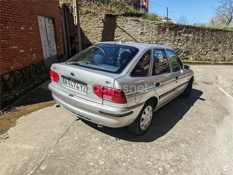 Usado Ford Escort 90 CV (66 kW) 2000 Gris / plata Berlina