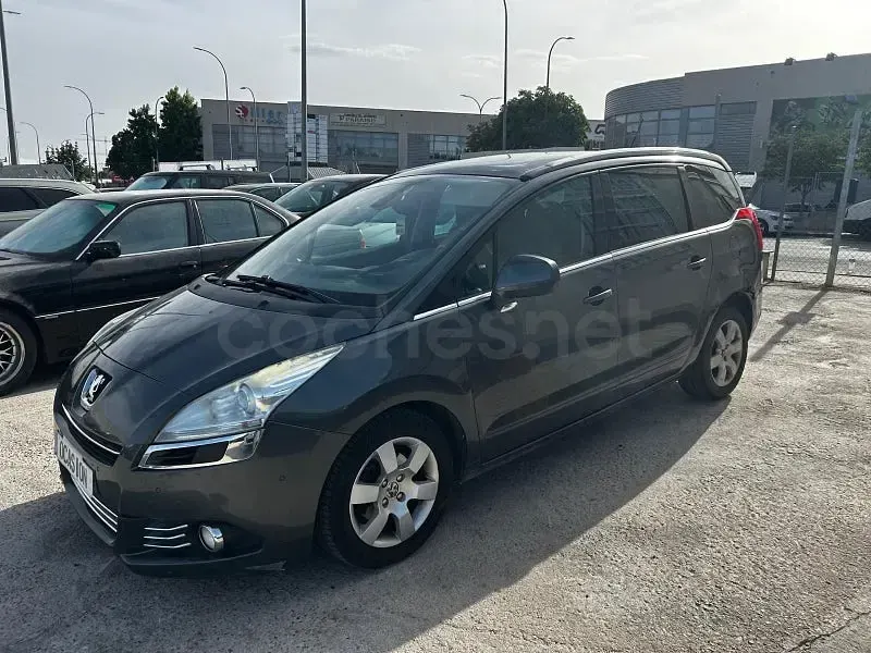 Usado Peugeot 5008 Allure 115 CV (84 kW) 2013 Gris / plata Monovolumen