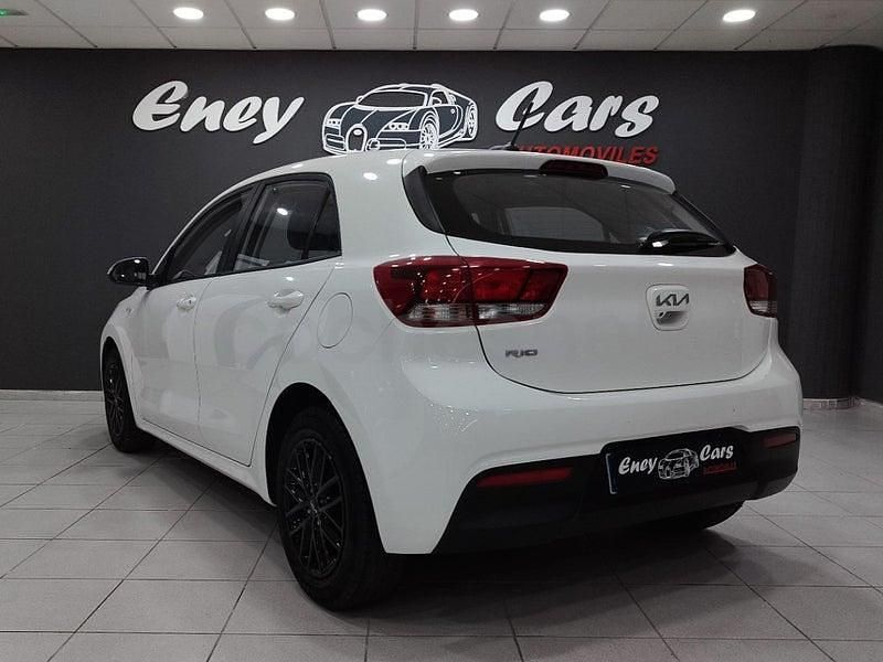 Usado Kia Rio 84 CV (61 kW) 2023 Blanco Berlina