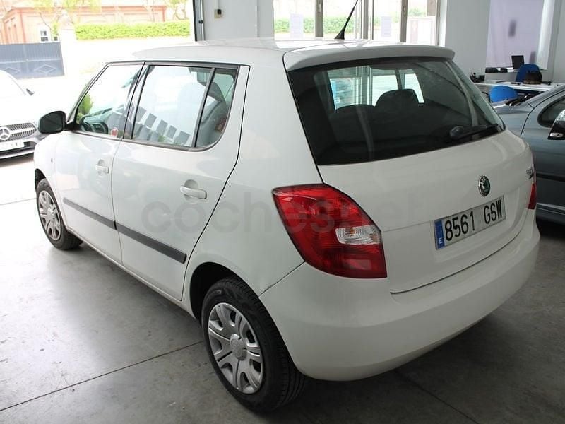 Usado Skoda Fabia 60 CV (44 kW) 2010 Blanco Berlina