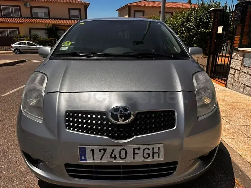Usado Toyota Yaris 90 CV (66 kW) 2006 Gris / plata Berlina