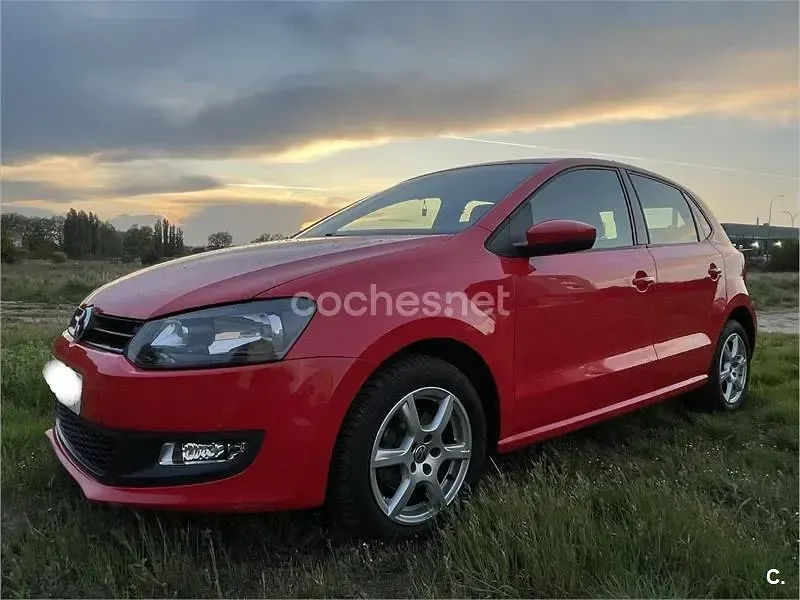 Usado VW Polo Advance 90 CV (66 kW) 2014 Rojo Berlina