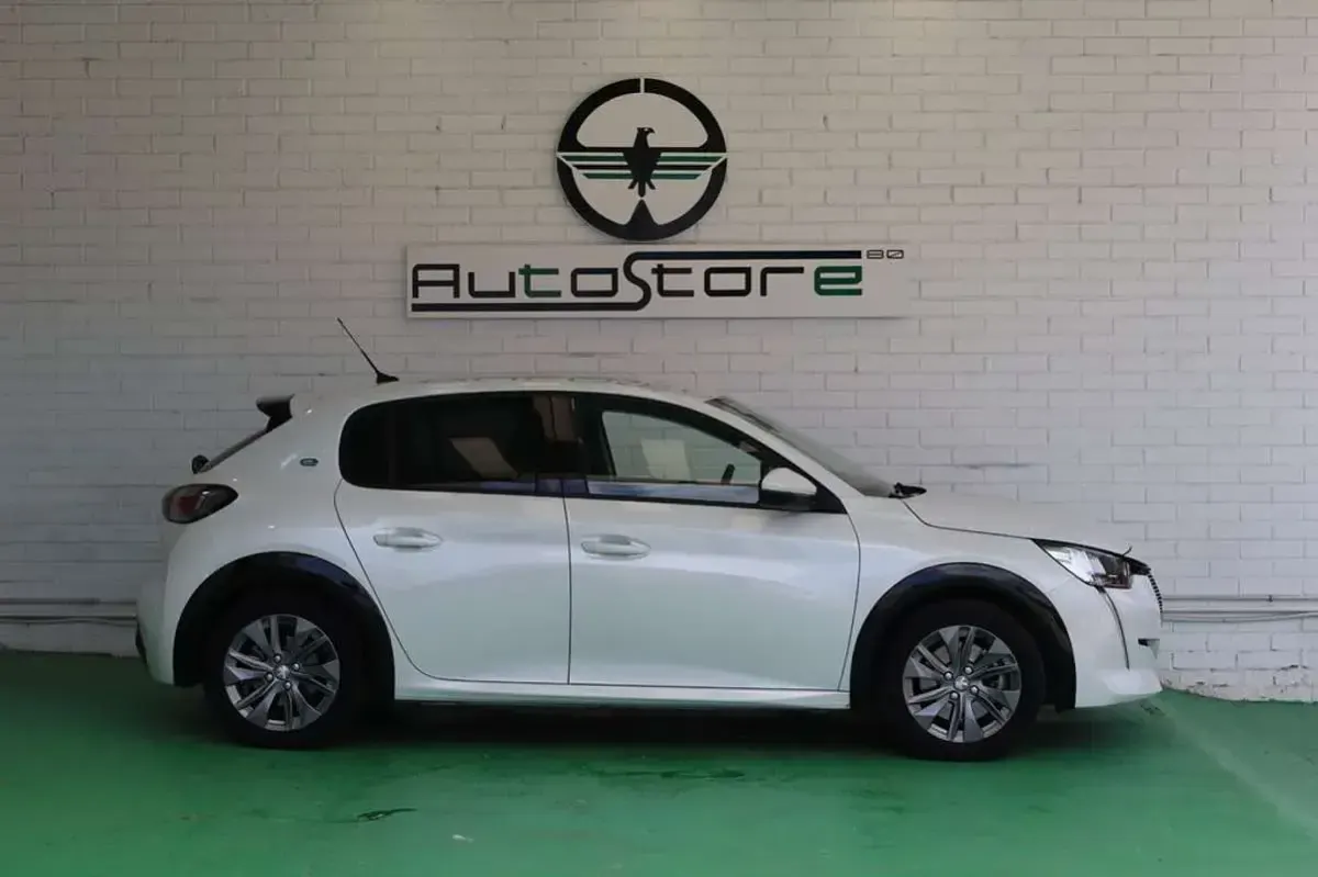 Usado Peugeot e-208 Allure 100 kW (136 CV) 2020 Blanco Utilitario