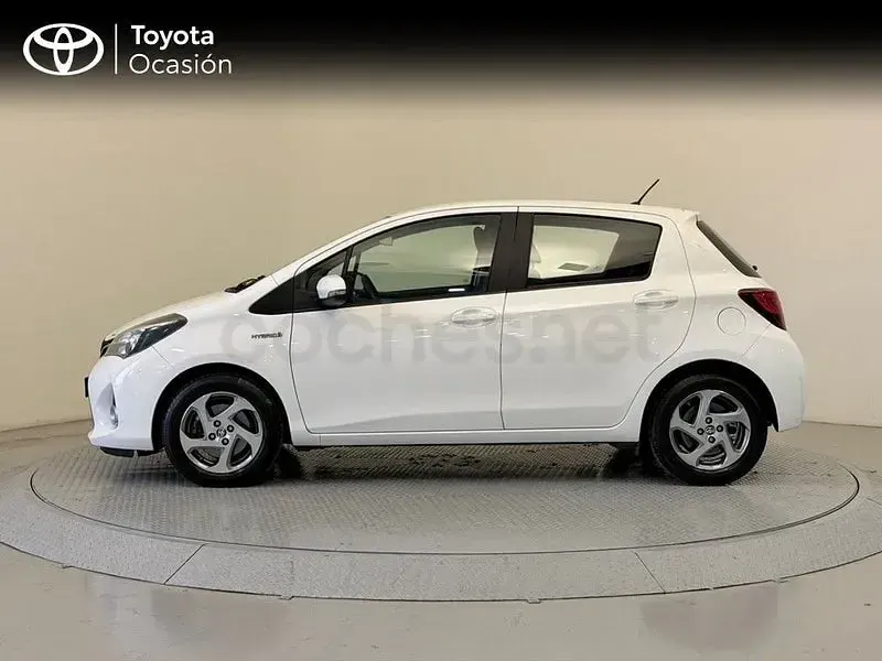Usado Toyota Yaris Hybrid Active 100 CV (73 kW) 2017 Blanco Berlina