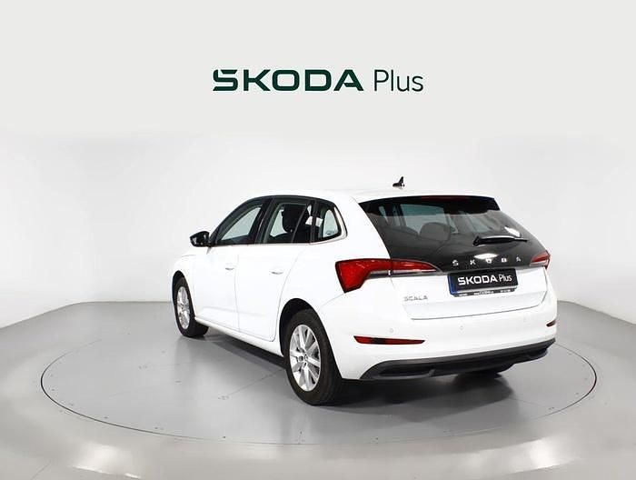 Blanco Usado 2021 Skoda Scala Ambition Utilitario | 19.900 € (Precio justo) - Imagen 1/4