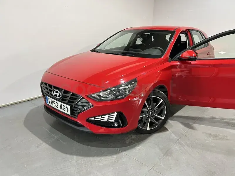 Usado Hyundai i30 110 CV (80 kW) 2023 Rojo Berlina