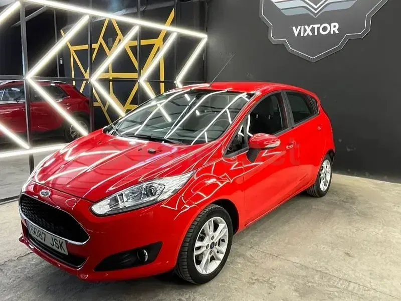 Usado Ford Fiesta Trend 100 CV (73 kW) 2016 Rojo Utilitario