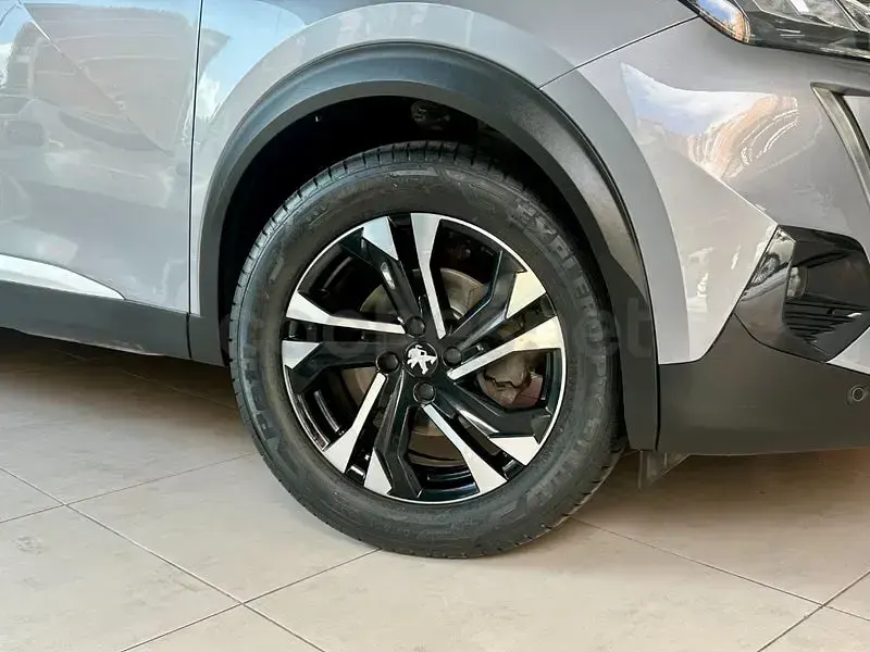 Usado Peugeot 2008 Allure 100 CV (73 kW) 2020 Gris / plata SUV