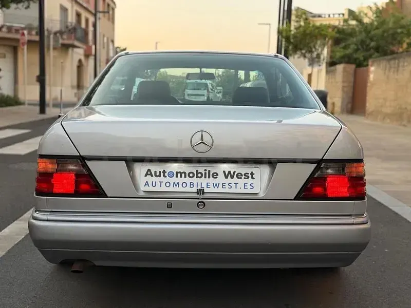 Usado Mercedes E220 150 CV (110 kW) 1996 Gris / plata Coupe