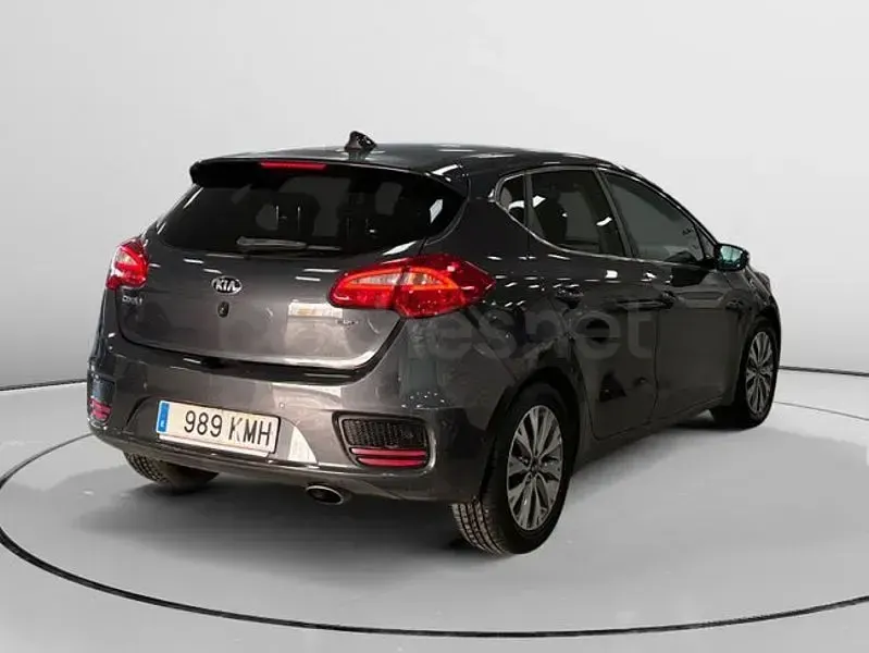 Usado Kia Ceed GT 90 CV (66 kW) 2018 Gris / plata Berlina