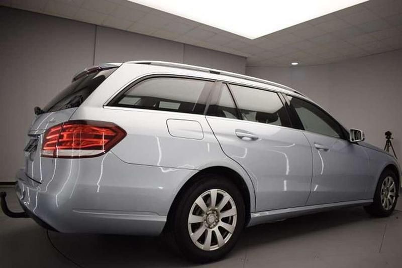 Usado Mercedes E220 Elegance 170 CV (125 kW) 2015 Azul Familiar