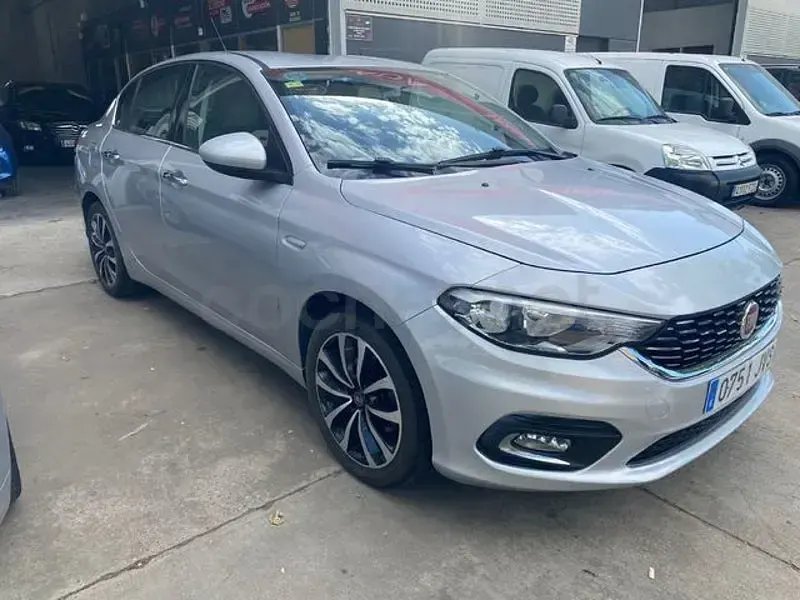 Usado Fiat Tipo Lounge 120 CV (88 kW) 2016 Gris / plata Berlina