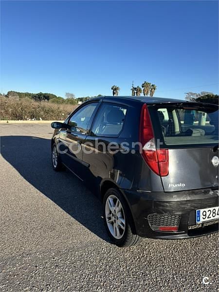 Usado Fiat Punto Dynamic 70 CV (51 kW) 2004 Negro Utilitario