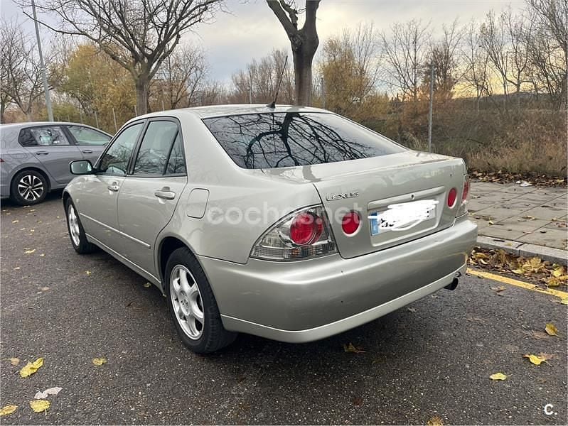 Usado Lexus IS200 155 CV (114 kW) 1999 Gris / plata Berlina