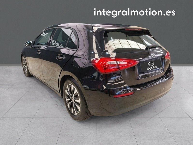 Usado Mercedes A180 116 CV (85 kW) 2020 Negro Berlina