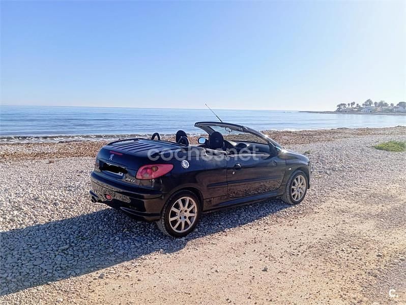 Usado Peugeot 206 CC 110 CV (80 kW) 2005 Negro Descapotable