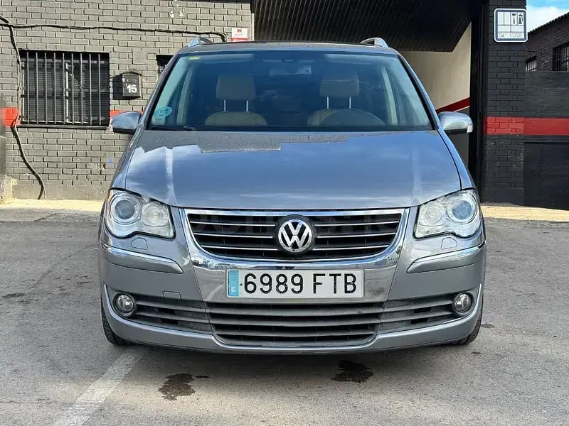 Usado VW Touran Highline 140 CV (102 kW) 2007 Gris / plata Monovolumen