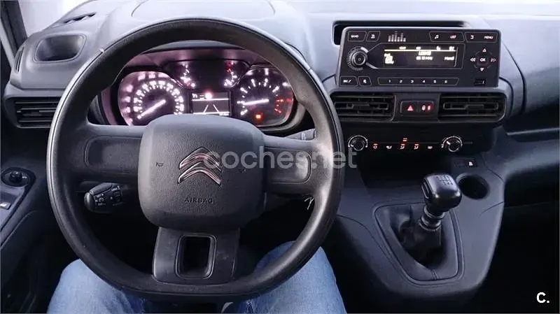 Käytetty Citroën Berlingo Feel 102 HP (75 kW) 2022 Valkoinen Tila-auto