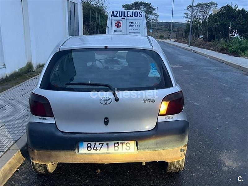 Usado Toyota Yaris Terra 75 CV (55 kW) 2002 Gris / plata Berlina