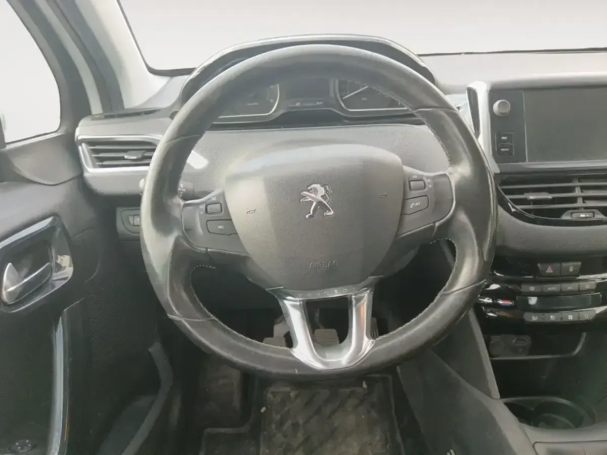 Usado Peugeot 208 Allure 99 CV (72 kW) 2015 Blanco Utilitario