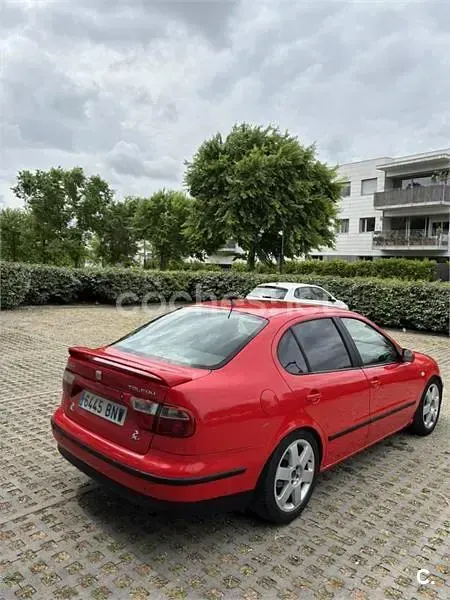 Usado Seat Toledo Stella 100 CV (73 kW) 2001 Rojo Berlina