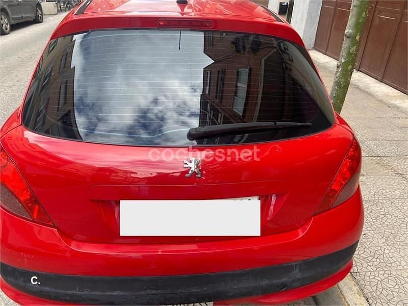 Usado Peugeot 207 70 CV (51 kW) 2007 Rojo Berlina