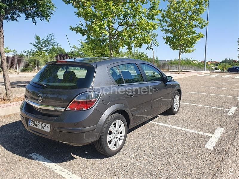 Gris / plata Usado 2009 Opel Astra Edition Berlina | 2950 € (Precio justo) - Imagen 1/4