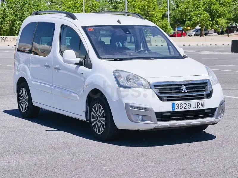 Usado Peugeot Partner Tepee Active 100 CV (73 kW) 2016 Blanco Monovolumen