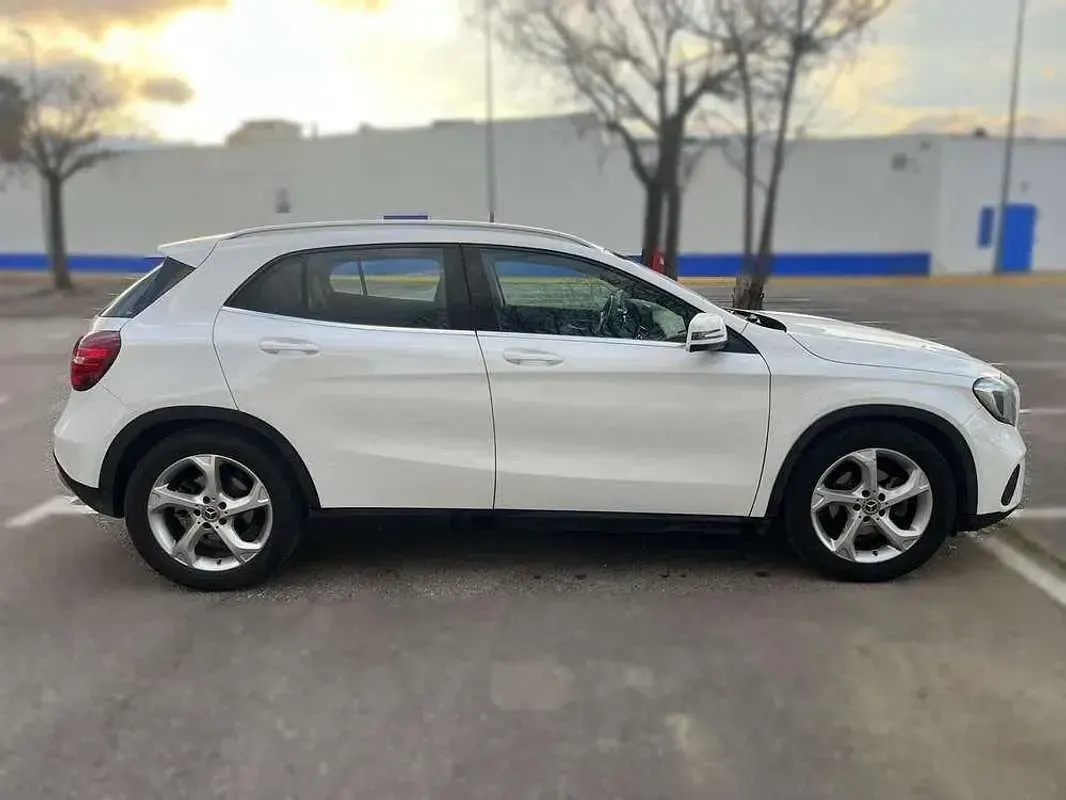 Usado Mercedes GLA180 122 CV (89 kW) 2018 Blanco SUV
