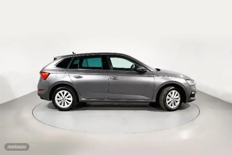 Usado Skoda Scala Selection 95 CV (69 kW) 2024 Gris Utilitario