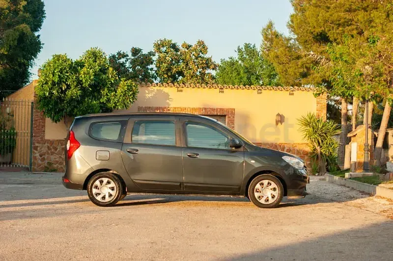 Usado Dacia Lodgy Lauréate 116 CV (85 kW) 2015 Gris / plata Monovolumen