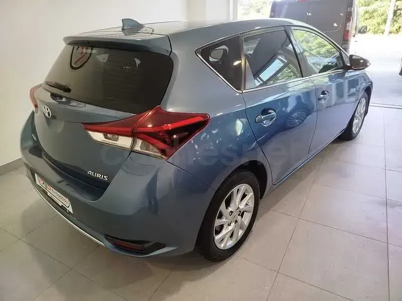 Usado Toyota Auris Active 116 CV (85 kW) 2016 Azul Berlina