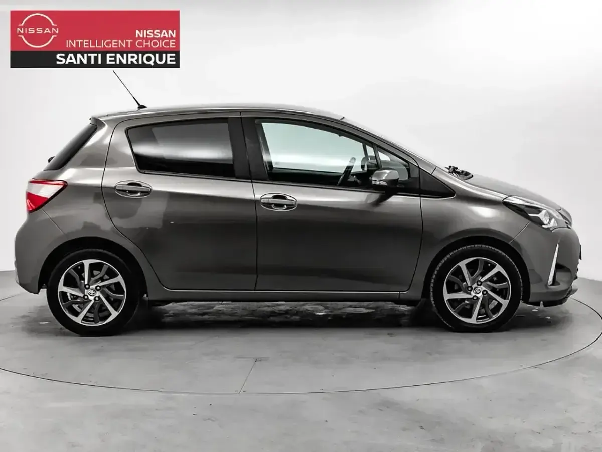 Usado Toyota Yaris Hybrid Active 100 CV (73 kW) 2019 Gris Utilitario