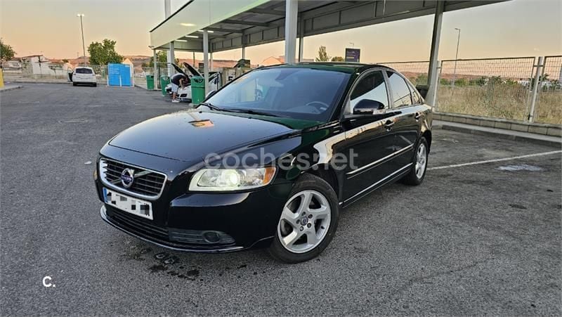 Negro Usado 2011 Volvo S40 Momentum Berlina | 4590 € (Precio justo) - Imagen 1/4