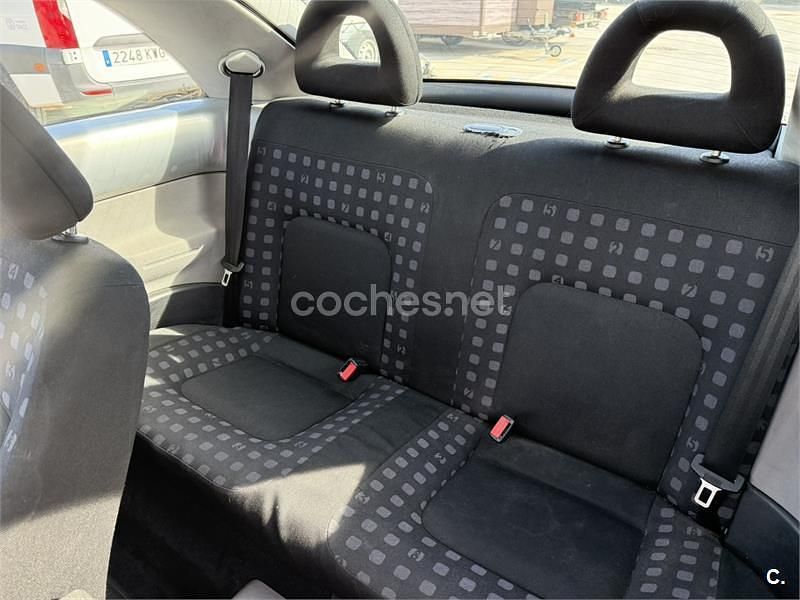 Usado VW New Beetle 100 CV (73 kW) 2000 Gris / plata Utilitario