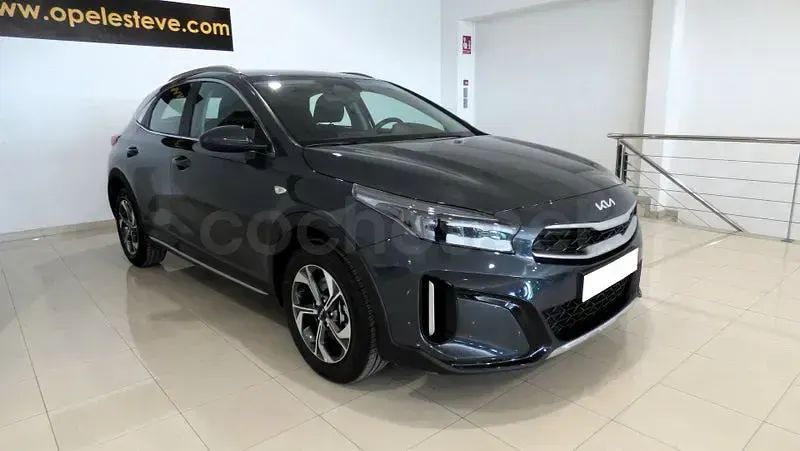 Usado Kia XCeed 101 CV (74 kW) 2024 Gris / plata SUV
