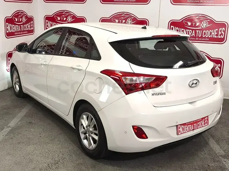 Usado Hyundai i30 100 CV (73 kW) 2013 Blanco Berlina