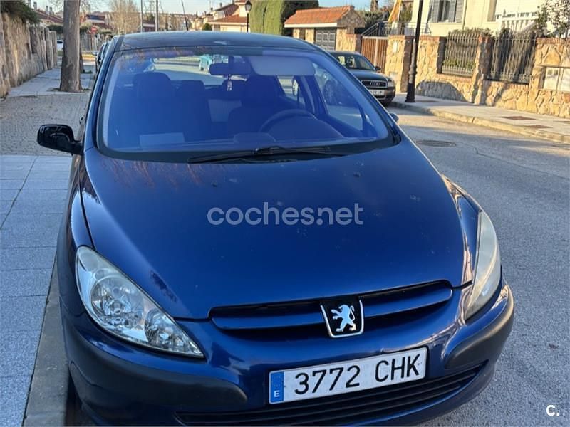 Usado Peugeot 307 70 CV (51 kW) 2003 Azul Berlina