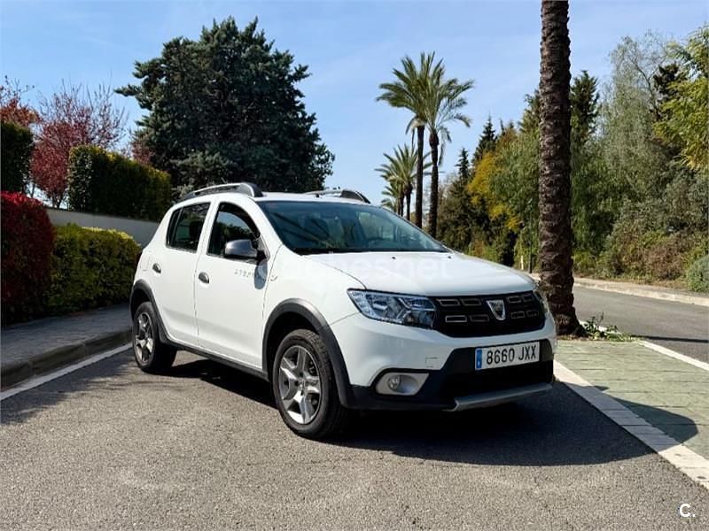 Usado Dacia Sandero Stepway 90 HP (66 kW) 2017 Branco Sedan