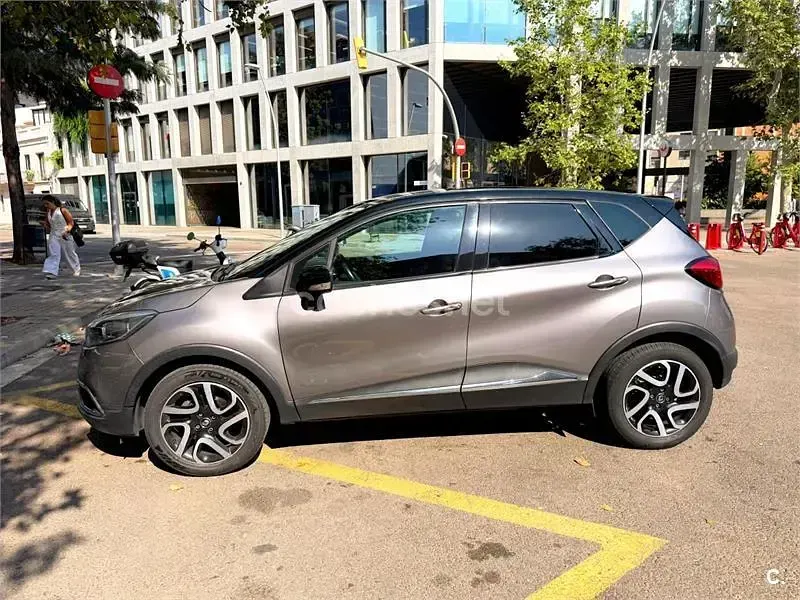 Usado Renault Captur Zen 90 CV (66 kW) 2017 Gris / plata SUV