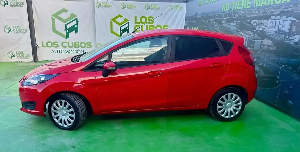 Usado Ford Fiesta Titanium 99 CV (72 kW) 2013 Rojo Utilitario