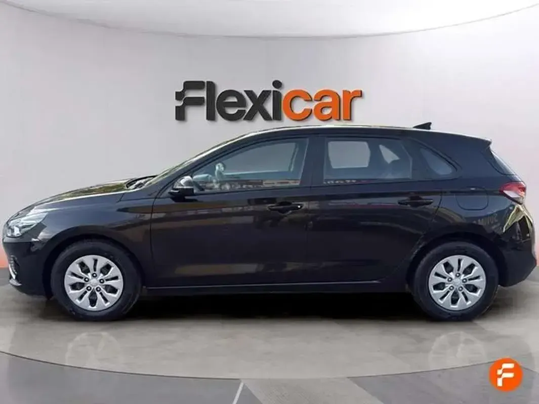 Usado Hyundai i30 110 CV (80 kW) 2022 Negro Utilitario