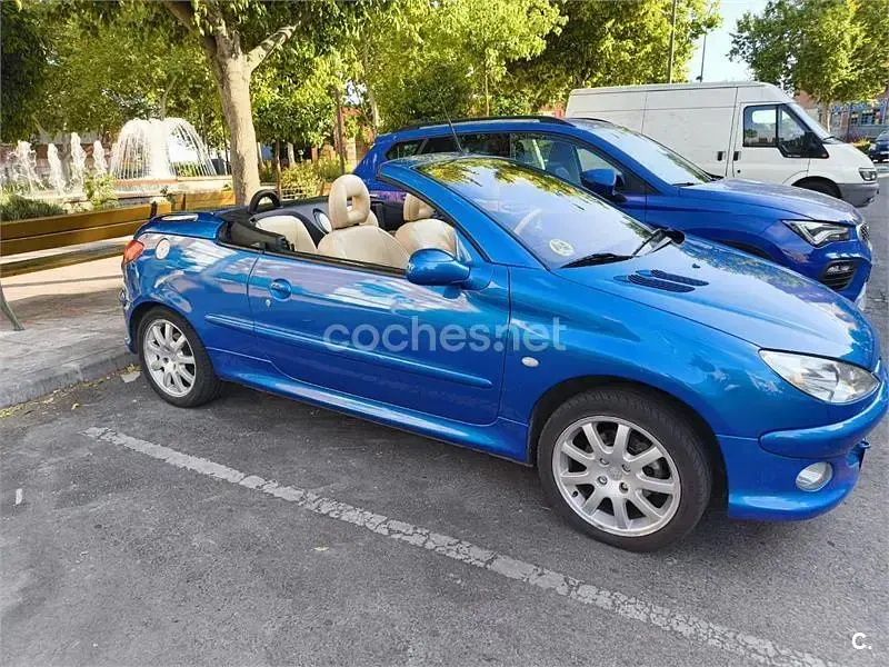 Usado Peugeot 206 110 CV (80 kW) 2002 Azul Descapotable