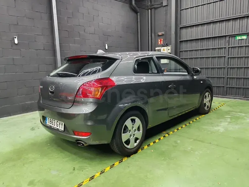 Usado Kia Ceed 90 CV (66 kW) 2010 Gris / plata Utilitario