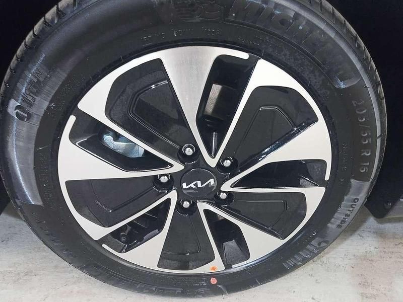 Usado Kia Ceed 101 CV (74 kW) 2024 Negro Utilitario