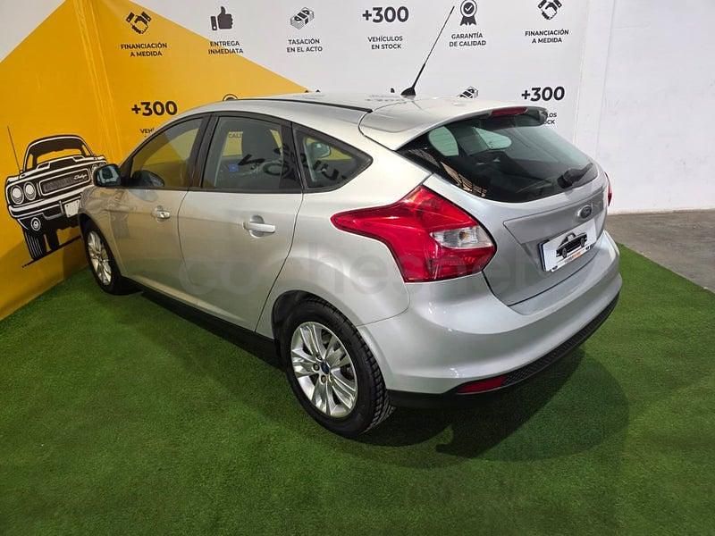 Usado Ford Focus Trend 105 CV (77 kW) 2011 Gris / plata Berlina