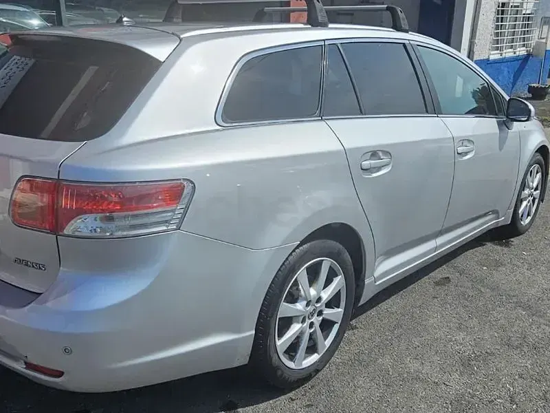 Usado Toyota Avensis Sol 126 CV (92 kW) 2010 Gris / plata Familiar
