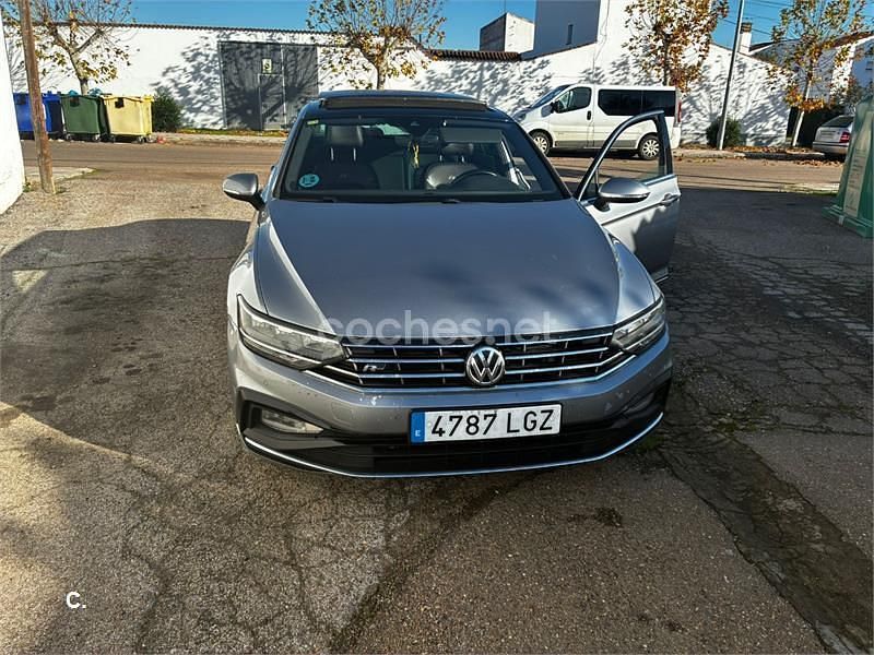 Gris / plata Usado 2020 VW Passat R-line Berlina | 18.100 € (Precio justo) - Imagen 1/4
