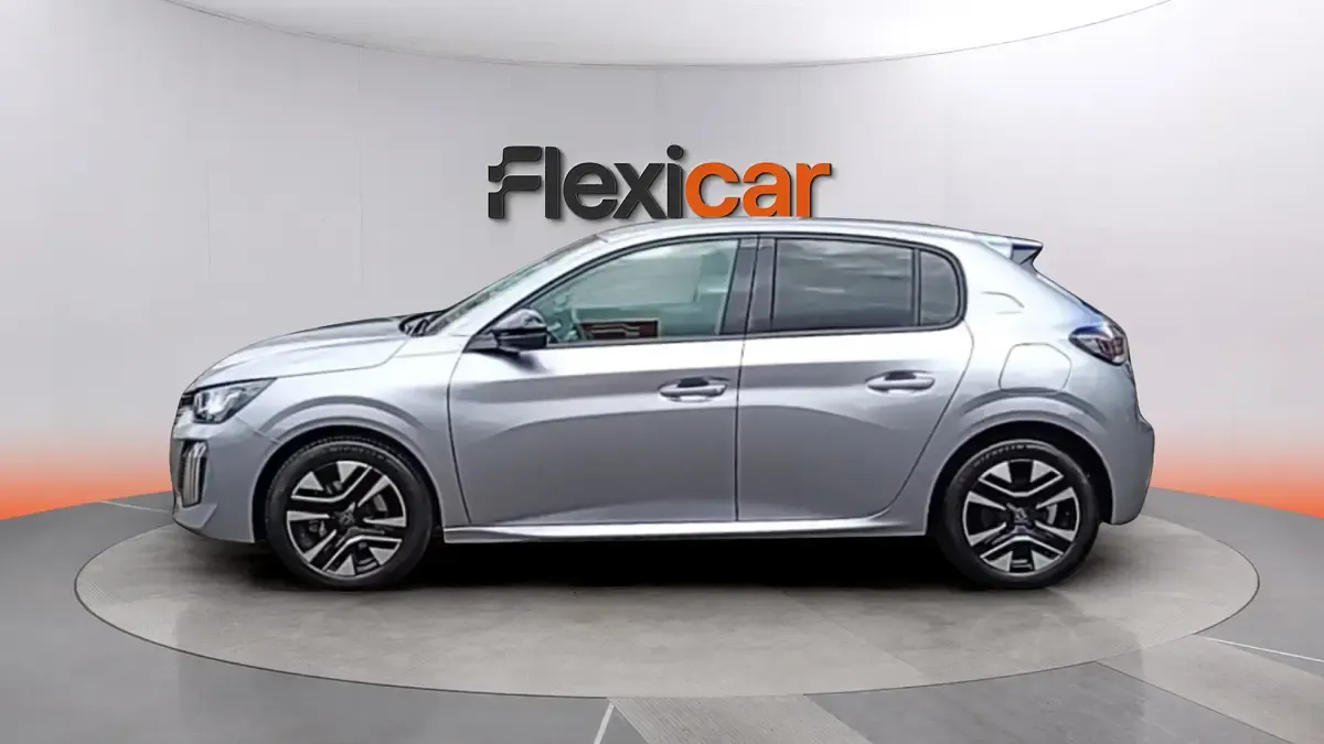 Usado Peugeot 208 Allure 101 CV (74 kW) 2025 Gris Utilitario