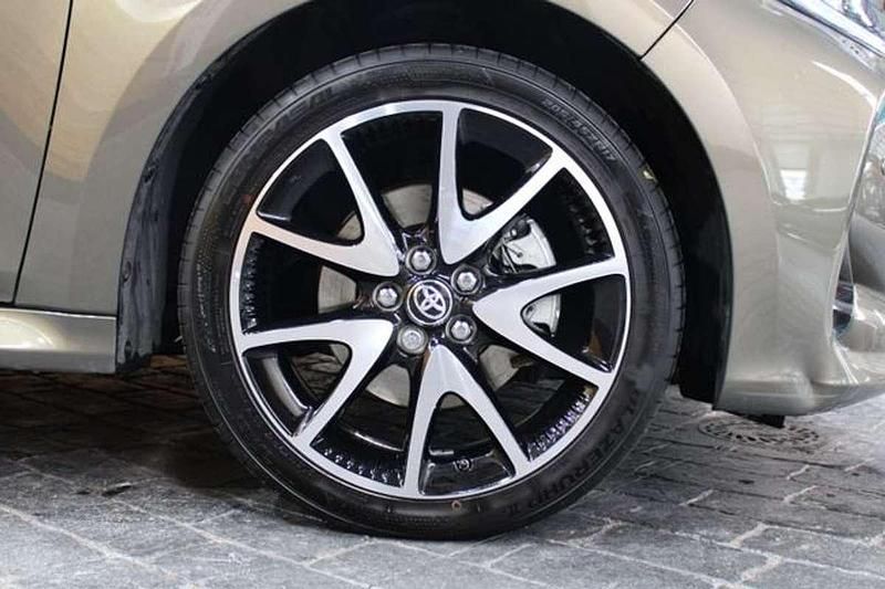 Usado Toyota Yaris Hybrid Plus 116 CV (85 kW) 2021 Gris Utilitario